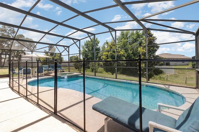908 Andalusia Loop, Davenport, FL 33837 - view of swimming pool featuring a patio, a pool with connected hot tub, and glass enclosure
