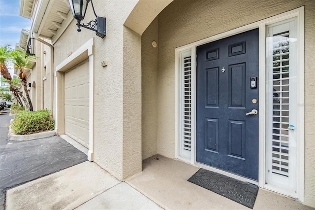 501 Knights Run Ave Unit 6104, Tampa, FL 33602 - entrance to property with stucco siding, a garage, and driveway