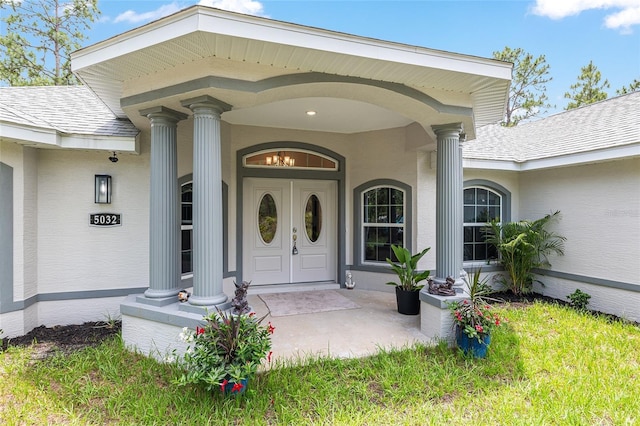5032 N Crossgate Pt, Beverly Hills, FL 34465 - view of exterior entry featuring roof with shingles and a porch