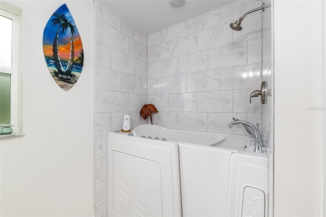 5032 N Crossgate Pt, Beverly Hills, FL 34465 - bathroom with tile walls