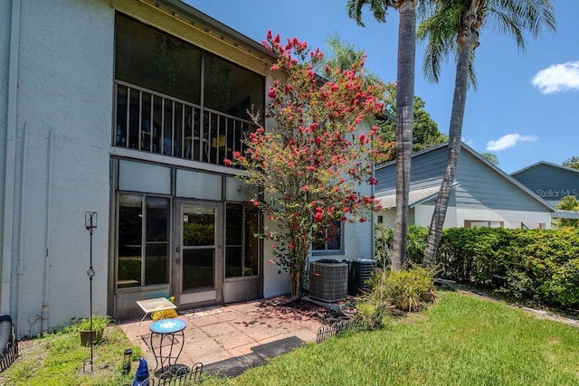 11201 122nd Ave Unit 167, Largo, FL 33778 - back of house with stucco siding and a lawn