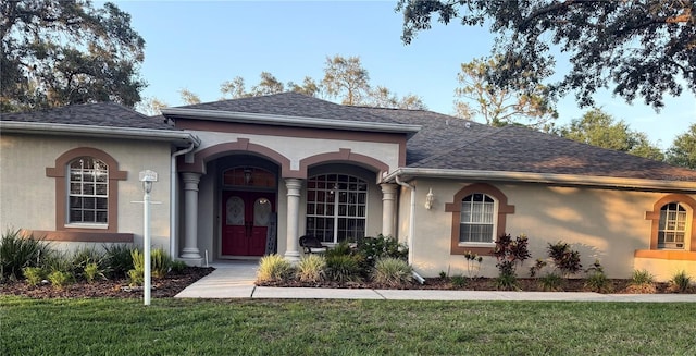 13133 Roseanna Dr, Spring Hill, FL 34609 - view of front facade featuring stucco siding, roof with shingles, and a front lawn