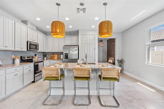 30801 Parrot Reef Ct, Wesley Chapel, FL 33545 - kitchen featuring stainless steel appliances, a sink, backsplash, baseboards, and recessed lighting