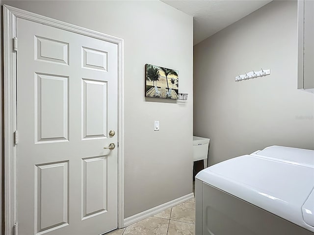 15860 Aurora Lake Cir, Wimauma, FL 33598 - laundry area featuring washing machine and dryer and baseboards
