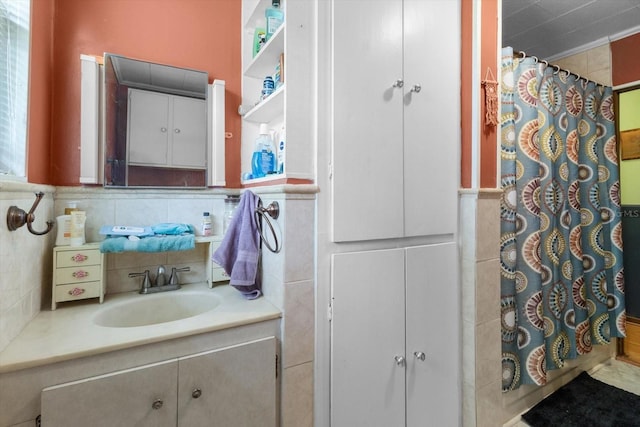1226 S Telephone Point Rd, Inverness, FL 34450 - full bath featuring vanity, a shower with shower curtain, and tasteful backsplash