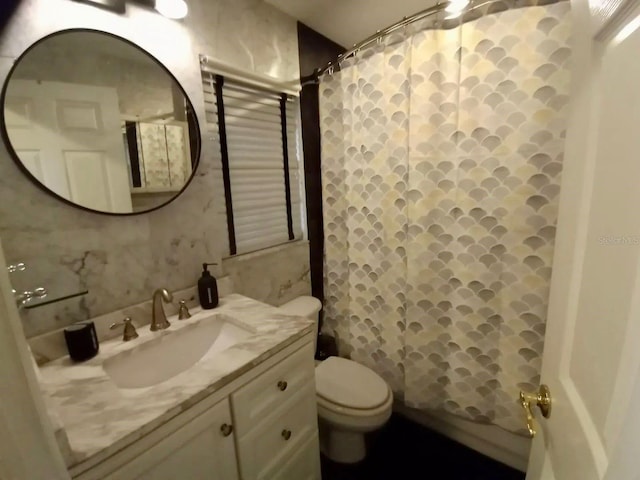 21103 Patio View Ct Unit 3302, Lutz, FL 33558 - bathroom with vanity, toilet, and a shower with curtain