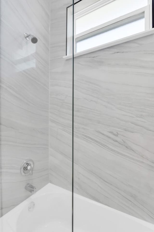 3616 W Anderson Ave, Tampa, FL 33611 - full bath featuring washtub / shower combination