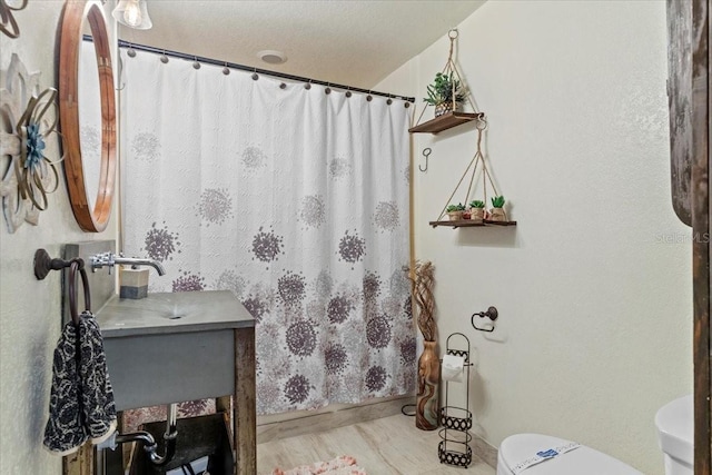 4301 S Lockwood Ridge Rd, Sarasota, FL 34231 - full bathroom featuring toilet, baseboards, curtained shower, and wood finished floors