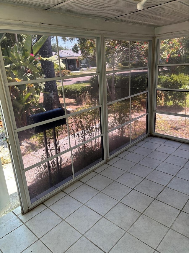 5008 N Suwanee Ave, Tampa, FL 33603 - unfurnished sunroom with ceiling fan