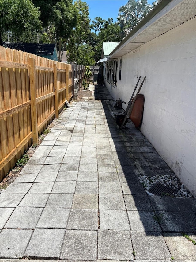 5008 N Suwanee Ave, Tampa, FL 33603 - view of patio