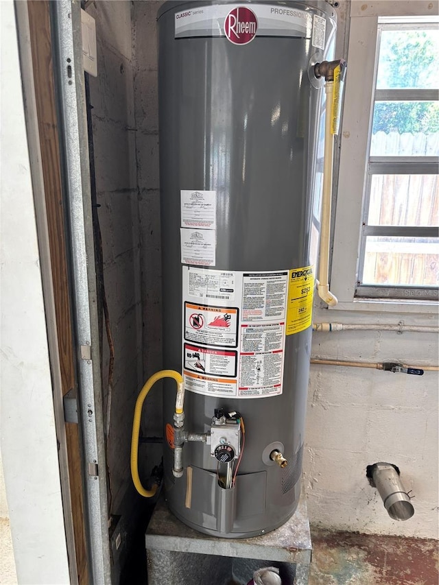 5008 N Suwanee Ave, Tampa, FL 33603 - utility room featuring water heater