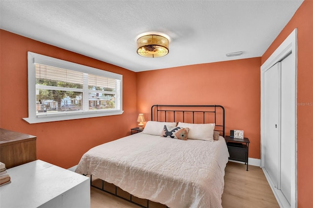 504 7th Ave SW, Largo, FL 33770 - bedroom featuring wood finished floors and a textured ceiling