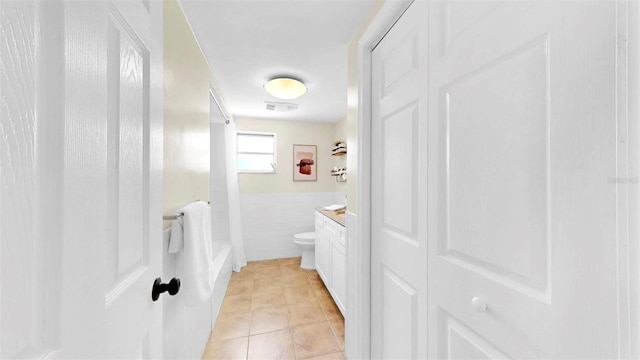 829 Riverside Dr, Tarpon Springs, FL 34689 - full bath featuring tile walls, tile patterned floors, toilet, vanity, and a tub to relax in