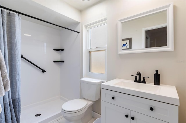 1818 Willow Oak Dr, Palm Harbor, FL 34683 - full bathroom featuring toilet, vanity, and a shower with shower curtain