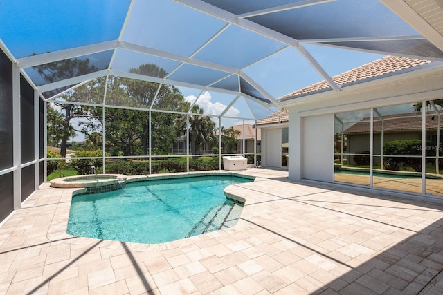 987 Chickadee Dr, Venice, FL 34285 - view of swimming pool featuring a patio area, a pool with connected hot tub, and a lanai