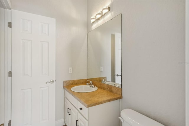 707 9th Ave SW, Ruskin, FL 33570 - half bathroom featuring toilet and vanity