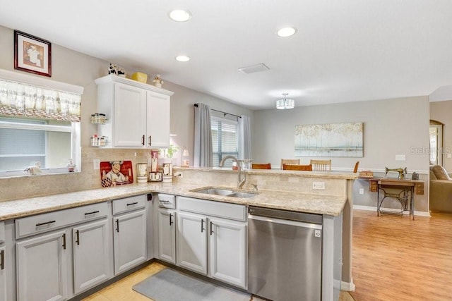 5525 Turtle Crossing Loop, Tampa, FL 33625 - kitchen featuring dishwasher, a sink, a peninsula, light wood-style floors, and recessed lighting