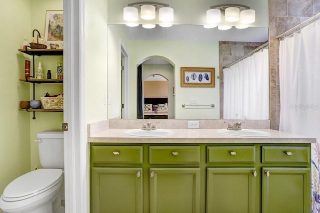 5525 Turtle Crossing Loop, Tampa, FL 33625 - ensuite bathroom with double vanity, toilet, and curtained shower