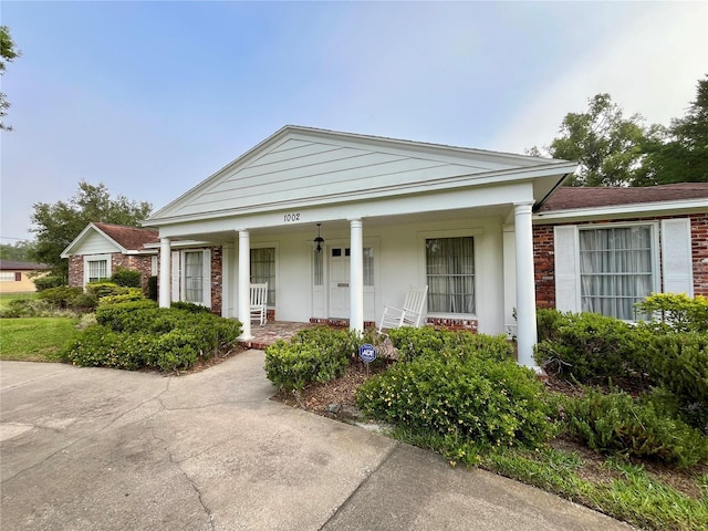 1002 W Pinedale Dr, Plant City, FL 33563 - greek revival house with a porch