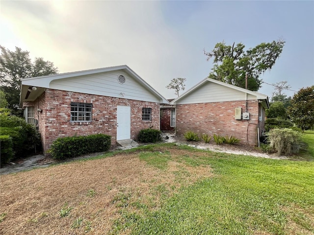 1002 W Pinedale Dr, Plant City, FL 33563 - ranch-style house featuring a front lawn and brick siding