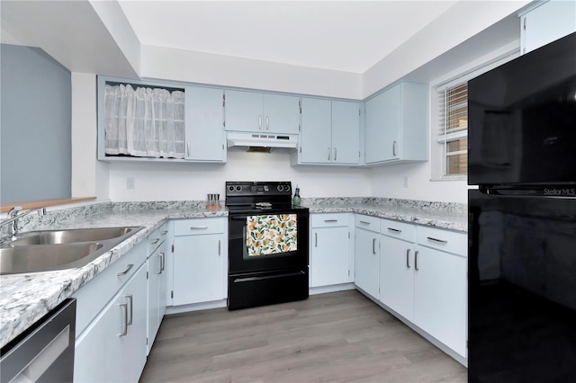 6817 Stones Throw Cir N Unit 17203, Saint Petersburg, FL 33710 - kitchen featuring black appliances, a sink, under cabinet range hood, and light wood-style flooring
