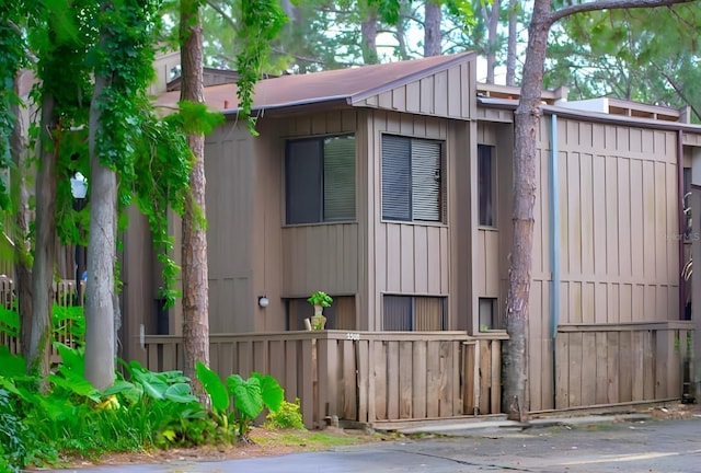 5310 Pebble Beach Dr Unit F, Orlando, FL 32811 - view of side of home featuring board and batten siding