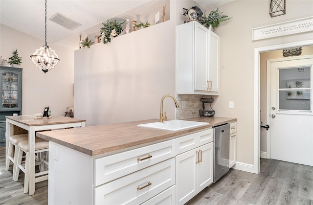 2403 Nantucket Field Way Unit 27, Sun City Center, FL 33573 - kitchen with a sink, stainless steel dishwasher, a chandelier, and light wood-style floors