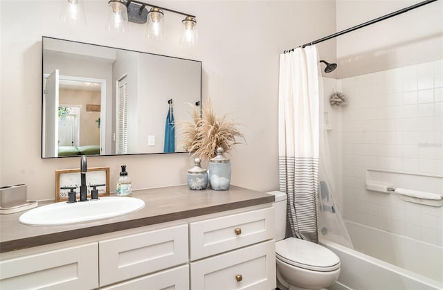 2403 Nantucket Field Way Unit 27, Sun City Center, FL 33573 - full bath featuring toilet, vanity, and shower / bathtub combination with curtain