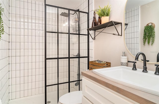 2403 Nantucket Field Way Unit 27, Sun City Center, FL 33573 - full bathroom featuring a tile shower, toilet, and vanity