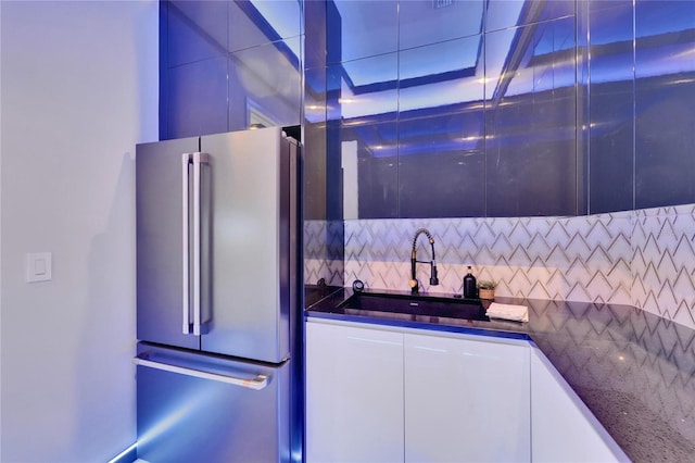 6530 Simone Shores Cir, Apollo Beach, FL 33572 - kitchen with freestanding refrigerator, a sink, modern cabinets, tasteful backsplash, and white cabinets