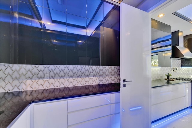 6530 Simone Shores Cir, Apollo Beach, FL 33572 - bathroom with tasteful backsplash