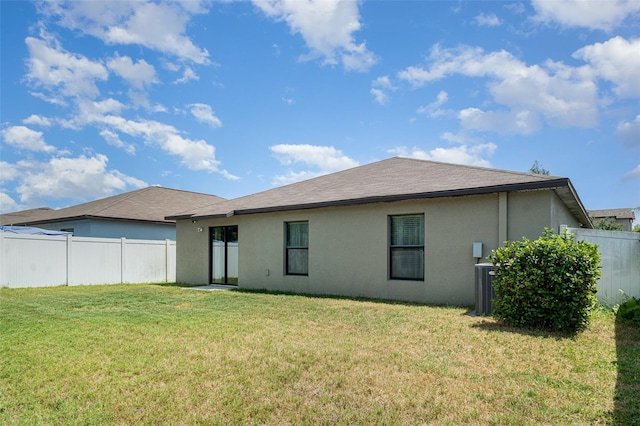 10104 Carloway Hills Dr, Wimauma, FL 33598 - rear view of property featuring stucco siding