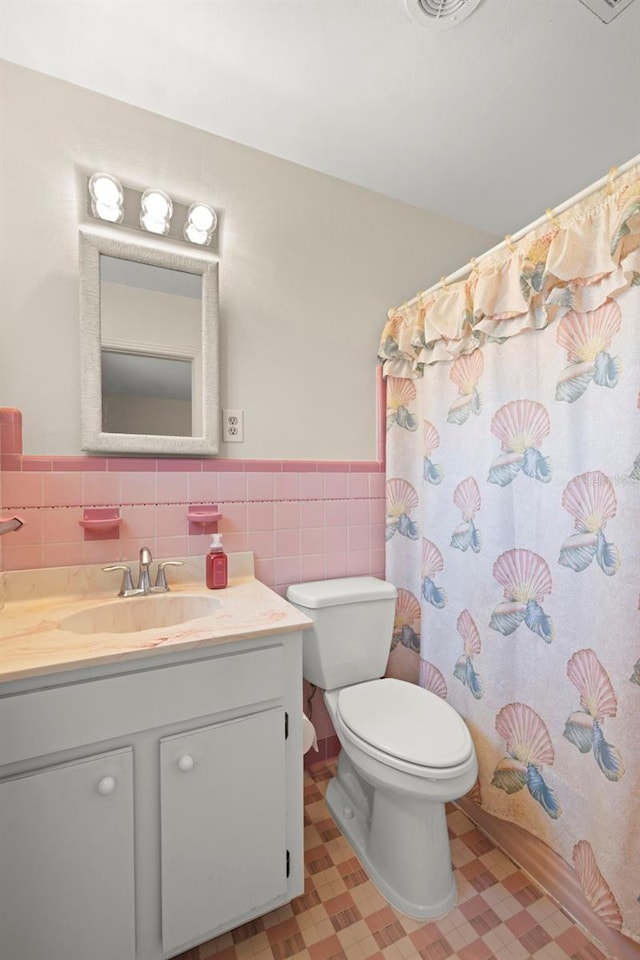 5800 3rd St S, Saint Petersburg, FL 33705 - full bath featuring vanity, wainscoting, tile walls, and a shower with shower curtain