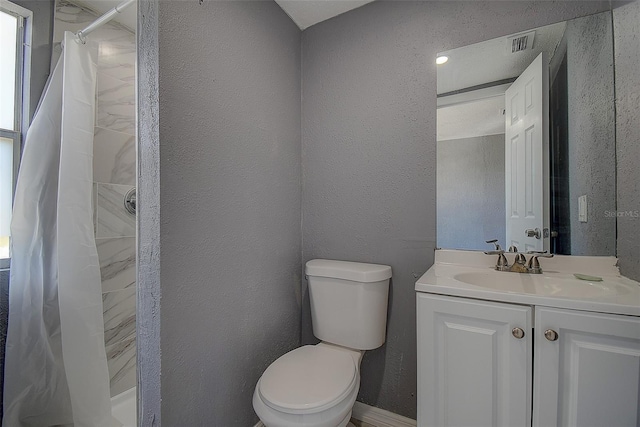 2627 17th Ave N, Saint Petersburg, FL 33713 - bathroom with toilet, vanity, a textured wall, and a shower with shower curtain