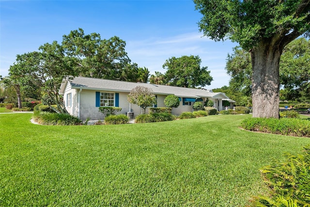 2110 Reaney Rd, Lakeland, FL 33803 - ranch-style home with a front lawn and brick siding