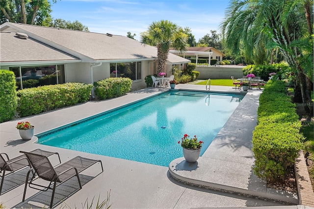 2110 Reaney Rd, Lakeland, FL 33803 - swimming pool with a patio area