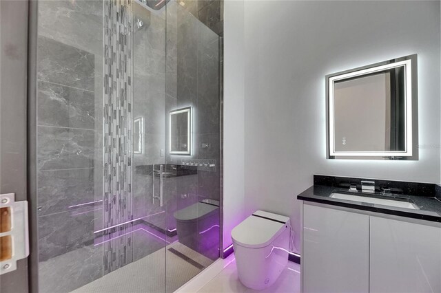 6532 Simone Shores Cir, Apollo Beach, FL 33572 - bathroom featuring toilet, tiled shower, and vanity