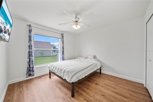 603 Loma Del Sol Dr, Davenport, FL 33896 - bedroom with light wood-type flooring, a ceiling fan, and a closet