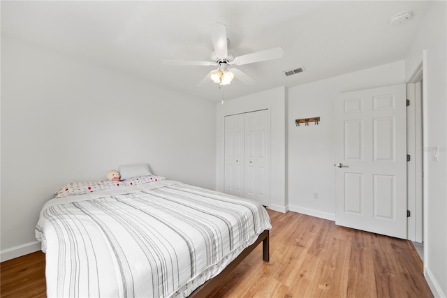 603 Loma Del Sol Dr, Davenport, FL 33896 - bedroom with light wood finished floors, a closet, and ceiling fan
