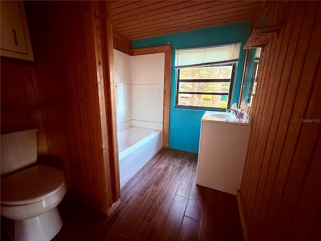 3338 Fernleaf Dr, Hernando Beach, FL 34607 - bathroom featuring wood finished floors, toilet, vanity, a tub, and wooden ceiling