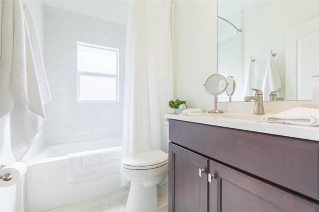 20403 Sultana Ct, Tampa, FL 33647 - full bathroom featuring shower / tub combo with curtain, vanity, and toilet