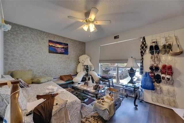 9481 Highland Oak Dr Unit 1511, Tampa, FL 33647 - living room with wood finished floors, wallpapered walls, ceiling fan, and a textured ceiling