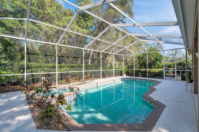 5704 Eaglemount Cir, Lithia, FL 33547 - view of swimming pool featuring a pool with connected hot tub, a patio, and glass enclosure