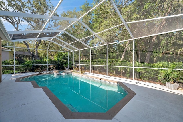 5704 Eaglemount Cir, Lithia, FL 33547 - view of swimming pool featuring a patio area, a pool with connected hot tub, and glass enclosure