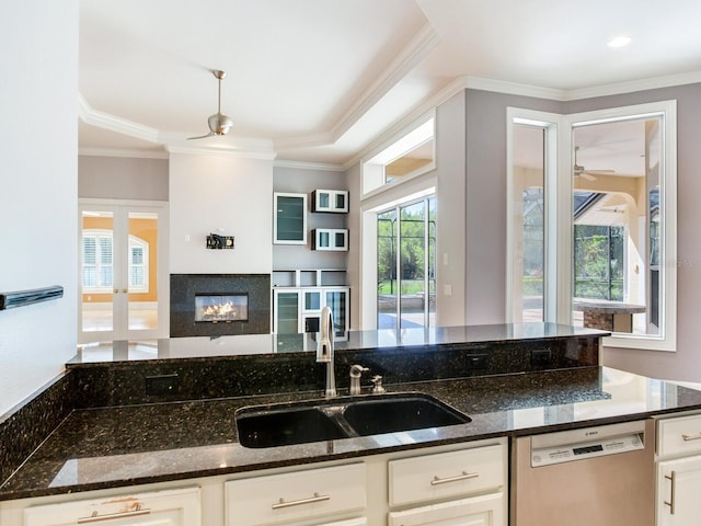 10504 Echo Lake Dr, Odessa, FL 33556 - kitchen with a sink, stainless steel dishwasher, crown molding, dark stone counters, and a ceiling fan