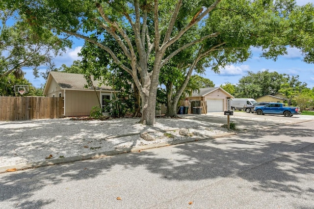 4021 Vana Dr, Sarasota, FL 34241 - view of front facade with driveway