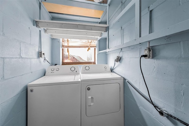 1412 Coburn Dr, Tarpon Springs, FL 34689 - washroom with washing machine and clothes dryer and concrete block wall