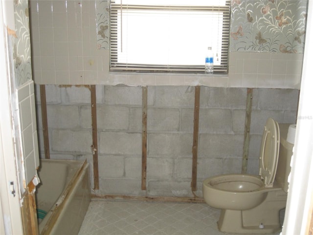 4673 Dewey Dr, New Port Richey, FL 34652 - full bath featuring toilet, a bathtub, and wallpapered walls