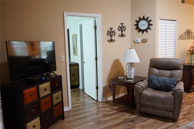 311 Kelsey Way Unit 3, Sun City Center, FL 33573 - sitting room with wood finished floors