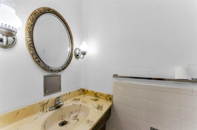 2700 Bayshore Blvd Unit 2110, Dunedin, FL 34698 - bathroom featuring vanity